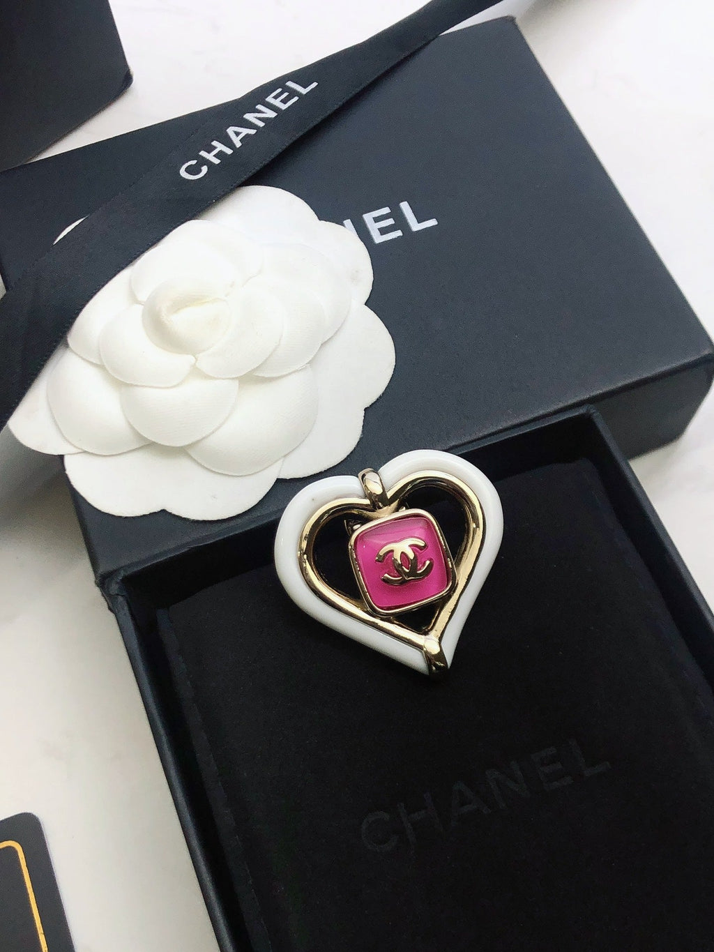 18K  Chanel Heart Brooch