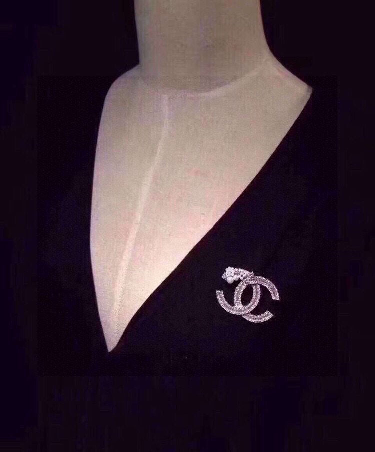 18K  Chanel Star Crystals Brooch