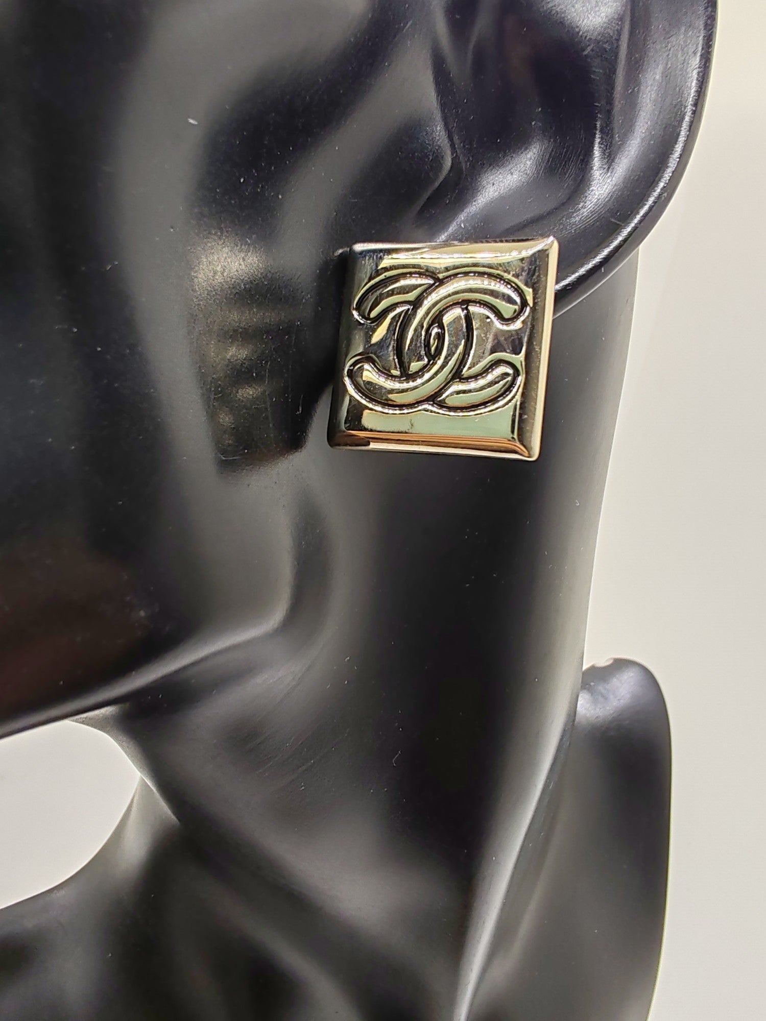 18K  Chanel Smooth Block Earrings