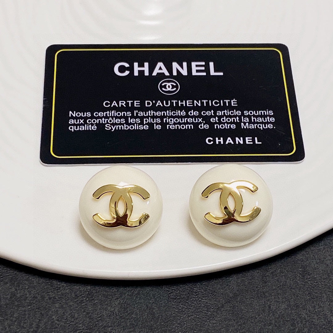 18K  Chanel Pearl Round Earrings