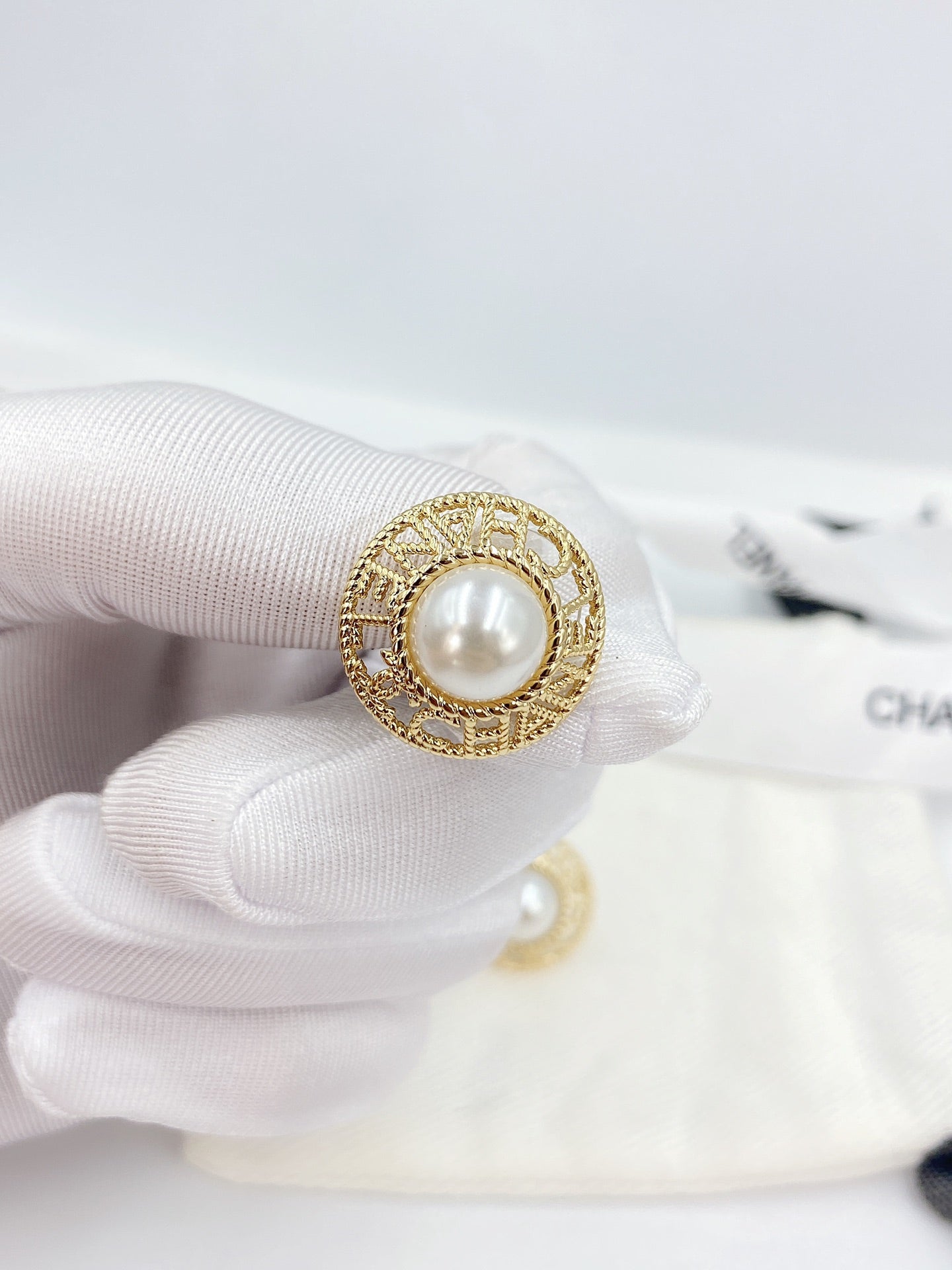 18K  Chanel Pearl Round Earrings