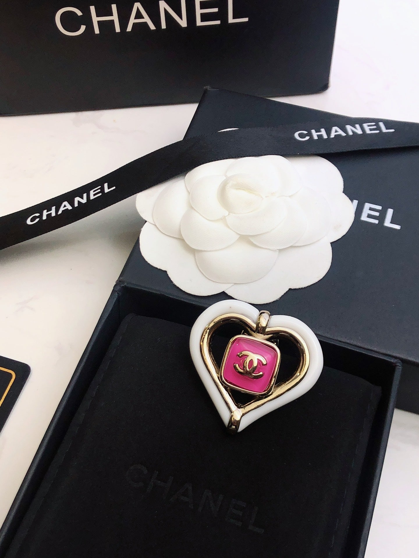 18K  Chanel Heart Brooch