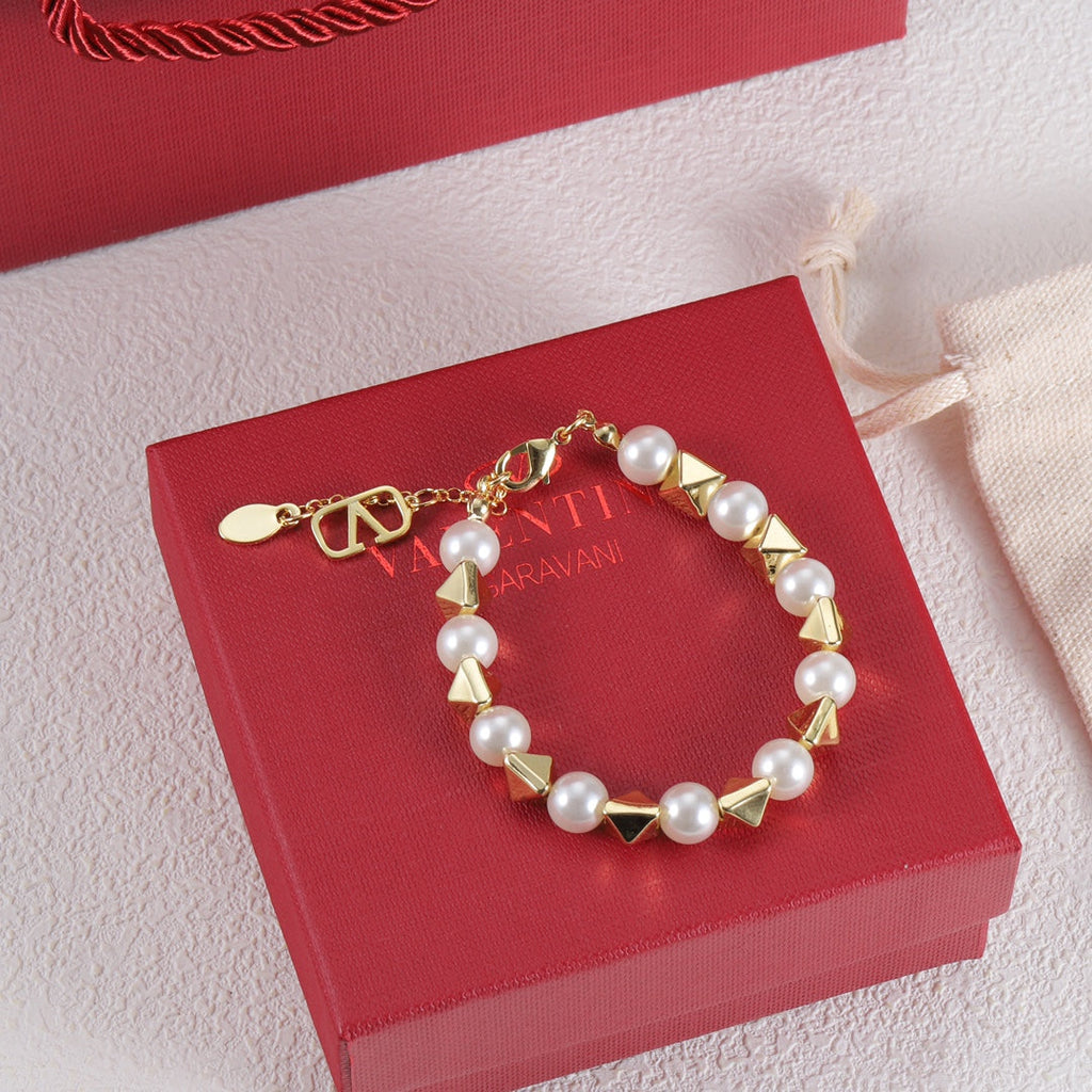 18K Valentino Rockstud Pearls Bracelet