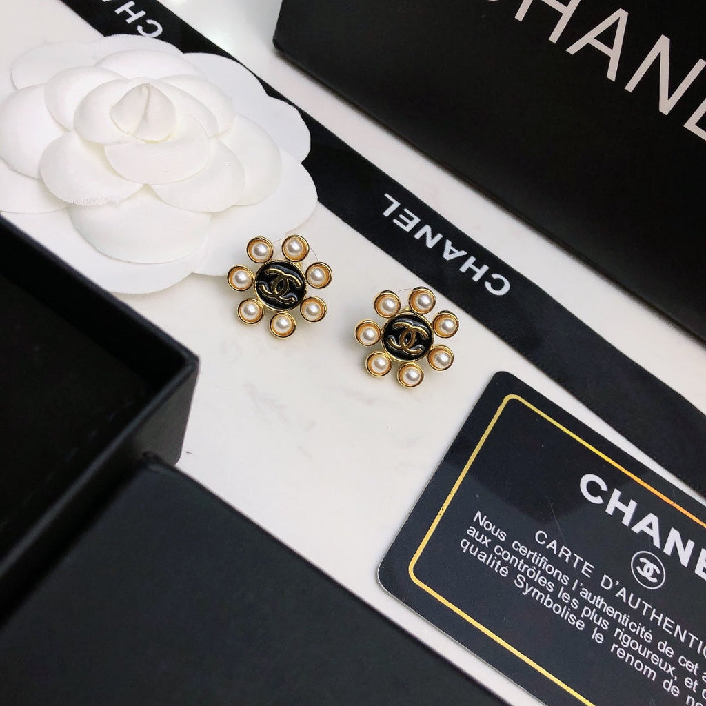 18K  Chanel Flower Pearls Earrings