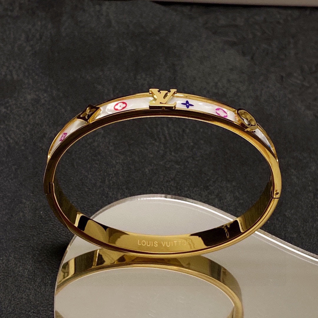 18K Louis Vuitton Pearl Bracelet