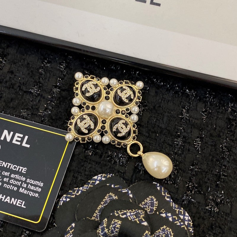 18K  Chanel Pearl Pendant Gold Brooch