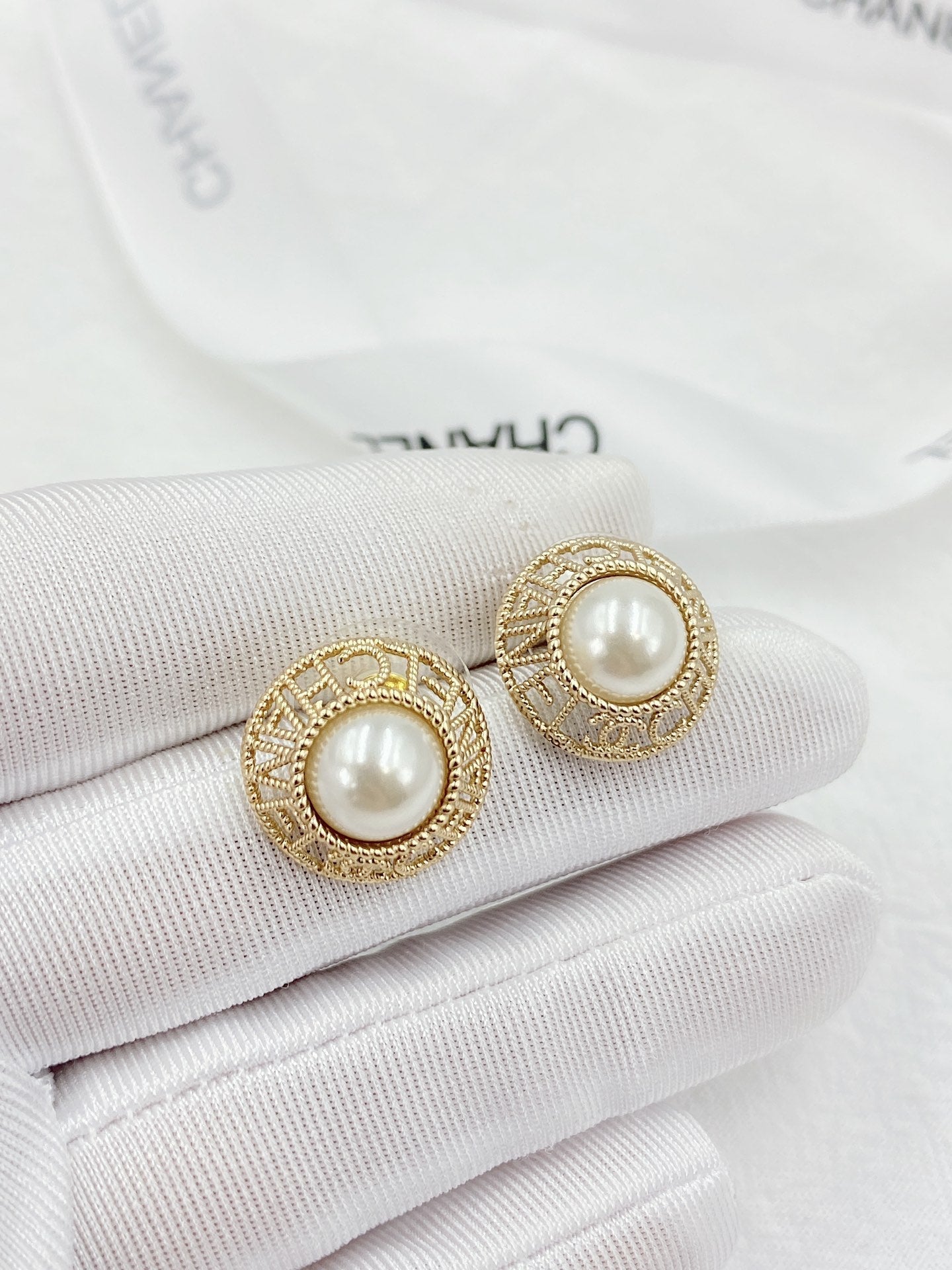 18K  Chanel Pearl Round Earrings