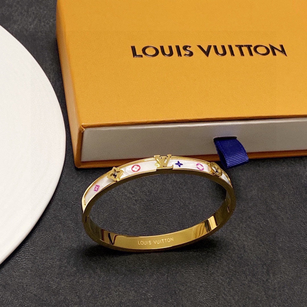 18K Louis Vuitton Pearl Bracelet